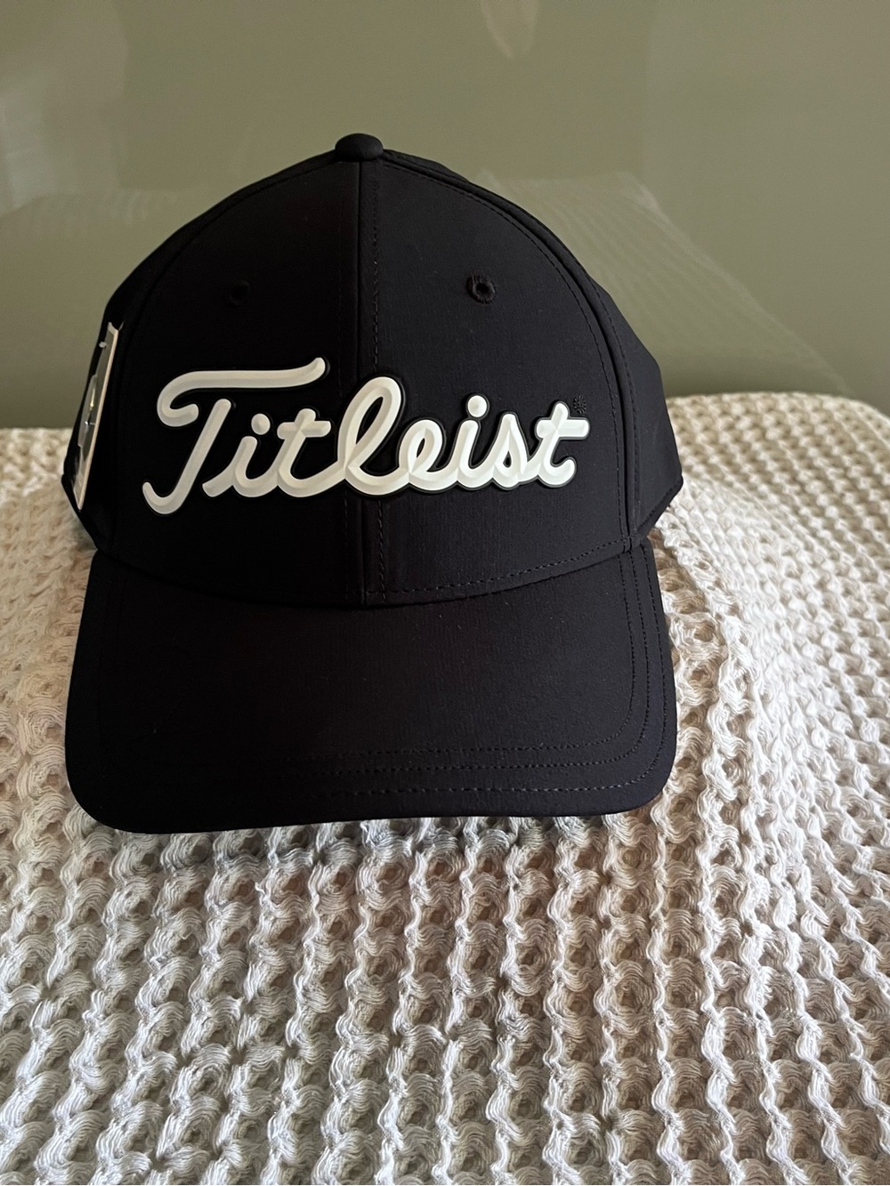 Titleist men’s adjustable Black Baseball Cap with White Logo 484